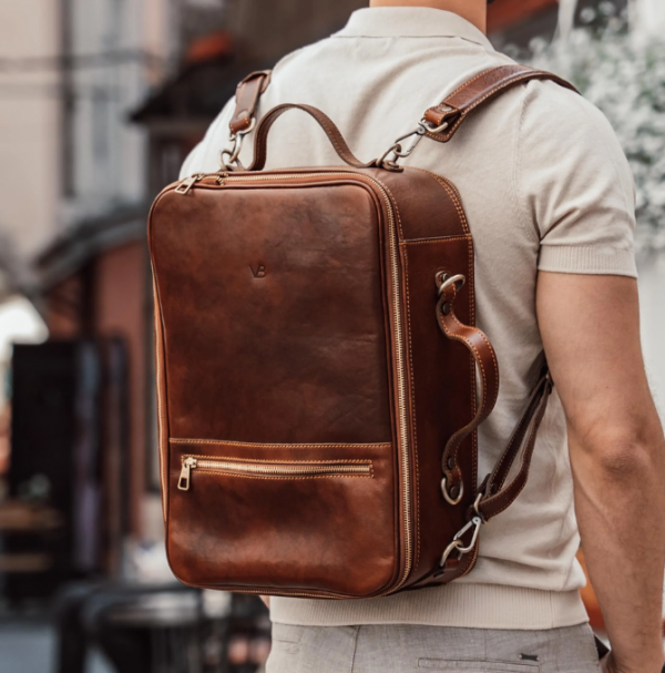 Tas laptop dengan paduan kulit dan kain yang estetis